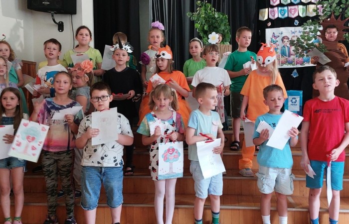 W środę 29.05 uczniowie klas pierwszych zaprosili do szkoły wyjątkowych gości, swoich najbliższych by wspólnie świętować Dzień Rodziny. Pierwszoklasiści przygotowali przedstawienie, które poruszyło serca wszystkich obecnych. Mamy nadzieję, że to wyjątkowe wydarzenie pozostawiło piękne wspomnienia zarówno dla naszych uczniów, jak i dla wszystkich, którzy mieli okazję wziąć w nim udział. Już nie możemy się doczekać kolejnych takich chwil pełnych radości i inspiracji.