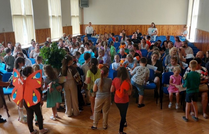 W środę 29.05 uczniowie klas pierwszych zaprosili do szkoły wyjątkowych gości, swoich najbliższych by wspólnie świętować Dzień Rodziny. Pierwszoklasiści przygotowali przedstawienie, które poruszyło serca wszystkich obecnych. Mamy nadzieję, że to wyjątkowe wydarzenie pozostawiło piękne wspomnienia zarówno dla naszych uczniów, jak i dla wszystkich, którzy mieli okazję wziąć w nim udział. Już nie możemy się doczekać kolejnych takich chwil pełnych radości i inspiracji.