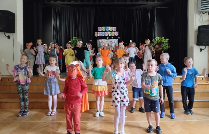 W środę 29.05 uczniowie klas pierwszych zaprosili do szkoły wyjątkowych gości, swoich najbliższych by wspólnie świętować Dzień Rodziny. Pierwszoklasiści przygotowali przedstawienie, które poruszyło serca wszystkich obecnych. Mamy nadzieję, że to wyjątkowe wydarzenie pozostawiło piękne wspomnienia zarówno dla naszych uczniów, jak i dla wszystkich, którzy mieli okazję wziąć w nim udział. Już nie możemy się doczekać kolejnych takich chwil pełnych radości i inspiracji.