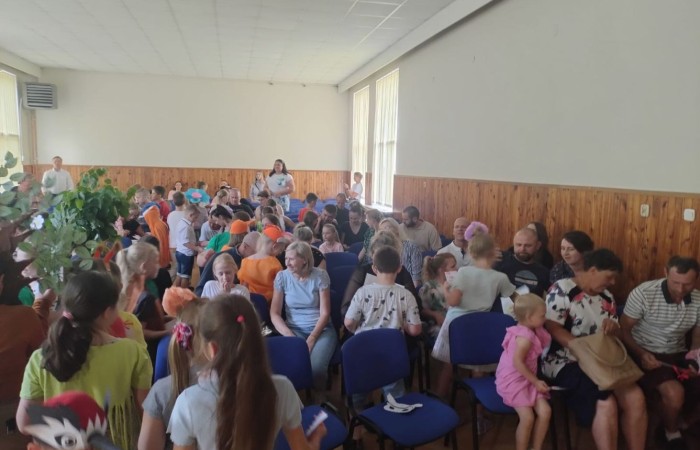 W środę 29.05 uczniowie klas pierwszych zaprosili do szkoły wyjątkowych gości, swoich najbliższych by wspólnie świętować Dzień Rodziny. Pierwszoklasiści przygotowali przedstawienie, które poruszyło serca wszystkich obecnych. Mamy nadzieję, że to wyjątkowe wydarzenie pozostawiło piękne wspomnienia zarówno dla naszych uczniów, jak i dla wszystkich, którzy mieli okazję wziąć w nim udział. Już nie możemy się doczekać kolejnych takich chwil pełnych radości i inspiracji.