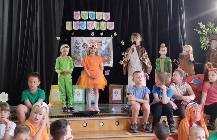 W środę 29.05 uczniowie klas pierwszych zaprosili do szkoły wyjątkowych gości, swoich najbliższych by wspólnie świętować Dzień Rodziny. Pierwszoklasiści przygotowali przedstawienie, które poruszyło serca wszystkich obecnych. Mamy nadzieję, że to wyjątkowe wydarzenie pozostawiło piękne wspomnienia zarówno dla naszych uczniów, jak i dla wszystkich, którzy mieli okazję wziąć w nim udział. Już nie możemy się doczekać kolejnych takich chwil pełnych radości i inspiracji.