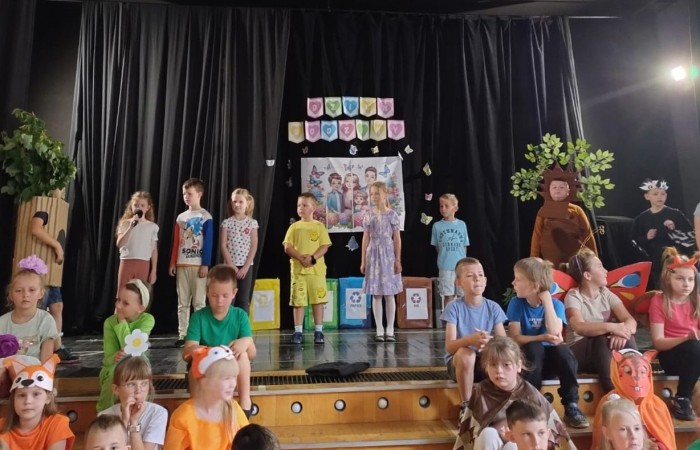 W środę 29.05 uczniowie klas pierwszych zaprosili do szkoły wyjątkowych gości, swoich najbliższych by wspólnie świętować Dzień Rodziny. Pierwszoklasiści przygotowali przedstawienie, które poruszyło serca wszystkich obecnych. Mamy nadzieję, że to wyjątkowe wydarzenie pozostawiło piękne wspomnienia zarówno dla naszych uczniów, jak i dla wszystkich, którzy mieli okazję wziąć w nim udział. Już nie możemy się doczekać kolejnych takich chwil pełnych radości i inspiracji.