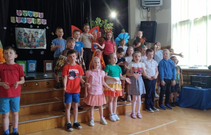 W środę 29.05 uczniowie klas pierwszych zaprosili do szkoły wyjątkowych gości, swoich najbliższych by wspólnie świętować Dzień Rodziny. Pierwszoklasiści przygotowali przedstawienie, które poruszyło serca wszystkich obecnych. Mamy nadzieję, że to wyjątkowe wydarzenie pozostawiło piękne wspomnienia zarówno dla naszych uczniów, jak i dla wszystkich, którzy mieli okazję wziąć w nim udział. Już nie możemy się doczekać kolejnych takich chwil pełnych radości i inspiracji.