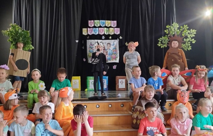 W środę 29.05 uczniowie klas pierwszych zaprosili do szkoły wyjątkowych gości, swoich najbliższych by wspólnie świętować Dzień Rodziny. Pierwszoklasiści przygotowali przedstawienie, które poruszyło serca wszystkich obecnych. Mamy nadzieję, że to wyjątkowe wydarzenie pozostawiło piękne wspomnienia zarówno dla naszych uczniów, jak i dla wszystkich, którzy mieli okazję wziąć w nim udział. Już nie możemy się doczekać kolejnych takich chwil pełnych radości i inspiracji.