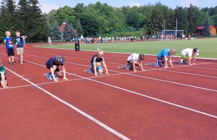 A tak 3 czerwca z okazji Dnia Dziecka bawili się uczniowie klas młodszych. Na sportowo, w duchu zdrowej rywalizacji. Po ukończeniu wszystkich konkurencji (biegu na 60 m, skoku w dal i rzucie piłeczką palantową), nadszedł czas na ostudzenie nadmiaru emocji. Tu z pomocą przyszli strażacy z JRG PSP nr 3 w Pasłęku. Kto by pomyślał, że odrobina wody może dostarczyć tyle radości. Na osłodę na naszych sportowców czekała pyszna wata cukrowa, a każdy miał szansę odwiedzić 