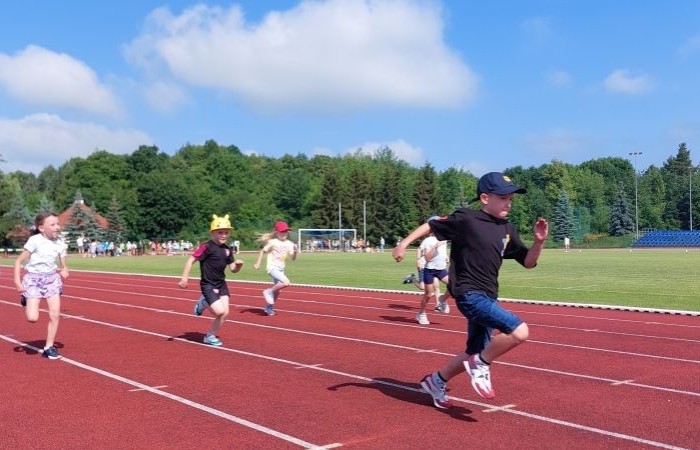 A tak 3 czerwca z okazji Dnia Dziecka bawili się uczniowie klas młodszych. Na sportowo, w duchu zdrowej rywalizacji. Po ukończeniu wszystkich konkurencji (biegu na 60 m, skoku w dal i rzucie piłeczką palantową), nadszedł czas na ostudzenie nadmiaru emocji. Tu z pomocą przyszli strażacy z JRG PSP nr 3 w Pasłęku. Kto by pomyślał, że odrobina wody może dostarczyć tyle radości. Na osłodę na naszych sportowców czekała pyszna wata cukrowa, a każdy miał szansę odwiedzić 