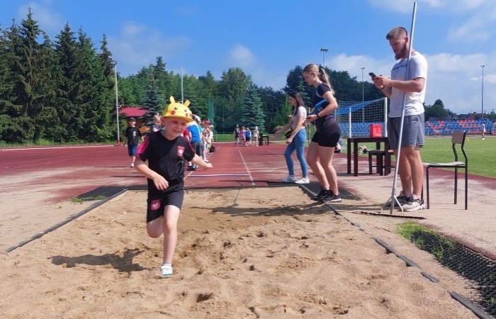 A tak 3 czerwca z okazji Dnia Dziecka bawili się uczniowie klas młodszych. Na sportowo, w duchu zdrowej rywalizacji. Po ukończeniu wszystkich konkurencji (biegu na 60 m, skoku w dal i rzucie piłeczką palantową), nadszedł czas na ostudzenie nadmiaru emocji. Tu z pomocą przyszli strażacy z JRG PSP nr 3 w Pasłęku. Kto by pomyślał, że odrobina wody może dostarczyć tyle radości. Na osłodę na naszych sportowców czekała pyszna wata cukrowa, a każdy miał szansę odwiedzić 