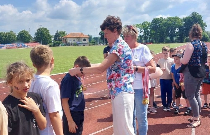 A tak 3 czerwca z okazji Dnia Dziecka bawili się uczniowie klas młodszych. Na sportowo, w duchu zdrowej rywalizacji. Po ukończeniu wszystkich konkurencji (biegu na 60 m, skoku w dal i rzucie piłeczką palantową), nadszedł czas na ostudzenie nadmiaru emocji. Tu z pomocą przyszli strażacy z JRG PSP nr 3 w Pasłęku. Kto by pomyślał, że odrobina wody może dostarczyć tyle radości. Na osłodę na naszych sportowców czekała pyszna wata cukrowa, a każdy miał szansę odwiedzić 
