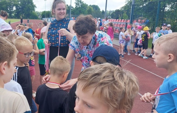 A tak 3 czerwca z okazji Dnia Dziecka bawili się uczniowie klas młodszych. Na sportowo, w duchu zdrowej rywalizacji. Po ukończeniu wszystkich konkurencji (biegu na 60 m, skoku w dal i rzucie piłeczką palantową), nadszedł czas na ostudzenie nadmiaru emocji. Tu z pomocą przyszli strażacy z JRG PSP nr 3 w Pasłęku. Kto by pomyślał, że odrobina wody może dostarczyć tyle radości. Na osłodę na naszych sportowców czekała pyszna wata cukrowa, a każdy miał szansę odwiedzić 