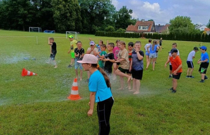 A tak 3 czerwca z okazji Dnia Dziecka bawili się uczniowie klas młodszych. Na sportowo, w duchu zdrowej rywalizacji. Po ukończeniu wszystkich konkurencji (biegu na 60 m, skoku w dal i rzucie piłeczką palantową), nadszedł czas na ostudzenie nadmiaru emocji. Tu z pomocą przyszli strażacy z JRG PSP nr 3 w Pasłęku. Kto by pomyślał, że odrobina wody może dostarczyć tyle radości. Na osłodę na naszych sportowców czekała pyszna wata cukrowa, a każdy miał szansę odwiedzić 