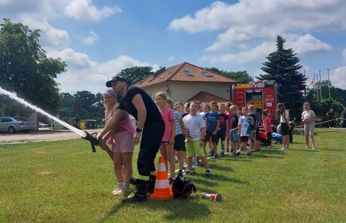 A tak 3 czerwca z okazji Dnia Dziecka bawili się uczniowie klas młodszych. Na sportowo, w duchu zdrowej rywalizacji. Po ukończeniu wszystkich konkurencji (biegu na 60 m, skoku w dal i rzucie piłeczką palantową), nadszedł czas na ostudzenie nadmiaru emocji. Tu z pomocą przyszli strażacy z JRG PSP nr 3 w Pasłęku. Kto by pomyślał, że odrobina wody może dostarczyć tyle radości. Na osłodę na naszych sportowców czekała pyszna wata cukrowa, a każdy miał szansę odwiedzić 