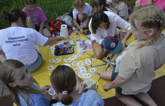 A tak 3 czerwca z okazji Dnia Dziecka bawili się uczniowie klas młodszych. Na sportowo, w duchu zdrowej rywalizacji. Po ukończeniu wszystkich konkurencji (biegu na 60 m, skoku w dal i rzucie piłeczką palantową), nadszedł czas na ostudzenie nadmiaru emocji. Tu z pomocą przyszli strażacy z JRG PSP nr 3 w Pasłęku. Kto by pomyślał, że odrobina wody może dostarczyć tyle radości. Na osłodę na naszych sportowców czekała pyszna wata cukrowa, a każdy miał szansę odwiedzić 