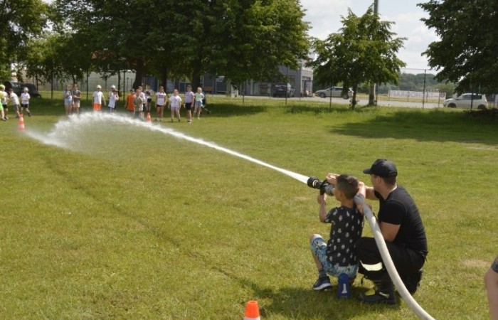 A tak 3 czerwca z okazji Dnia Dziecka bawili się uczniowie klas młodszych. Na sportowo, w duchu zdrowej rywalizacji. Po ukończeniu wszystkich konkurencji (biegu na 60 m, skoku w dal i rzucie piłeczką palantową), nadszedł czas na ostudzenie nadmiaru emocji. Tu z pomocą przyszli strażacy z JRG PSP nr 3 w Pasłęku. Kto by pomyślał, że odrobina wody może dostarczyć tyle radości. Na osłodę na naszych sportowców czekała pyszna wata cukrowa, a każdy miał szansę odwiedzić 