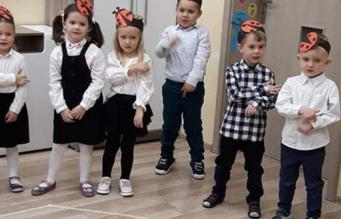 27 października odbyło się pasowanie u Biedroneczek. Już od samego rana panowała niesamowita atmosfera. Dzieci wyglądały pięknie w swoich galowych strojach ,a na ich twarzach malował sie szeroki usmiech. Podczas pasowania dzieci zaprezentowały piosenkę o biedroneczce i złożyły uroczystą przysięgę. Z rąk pani Anetty Daszkowskiej otrzymały pamiątkowe dyplomy i słodki upominek. To właśnie tego dnia dzieci z grupy Biedroneczek stały sie prawdziwymi przedszkolakami:) Wszystkim dzieciom składam ogromne gratulacje  
wychowawca: Magdalena Leśniowska