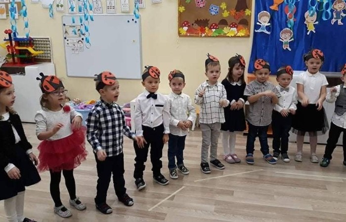 27 października odbyło się pasowanie u Biedroneczek. Już od samego rana panowała niesamowita atmosfera. Dzieci wyglądały pięknie w swoich galowych strojach ,a na ich twarzach malował sie szeroki usmiech. Podczas pasowania dzieci zaprezentowały piosenkę o biedroneczce i złożyły uroczystą przysięgę. Z rąk pani Anetty Daszkowskiej otrzymały pamiątkowe dyplomy i słodki upominek. To właśnie tego dnia dzieci z grupy Biedroneczek stały sie prawdziwymi przedszkolakami:) Wszystkim dzieciom składam ogromne gratulacje  
wychowawca: Magdalena Leśniowska