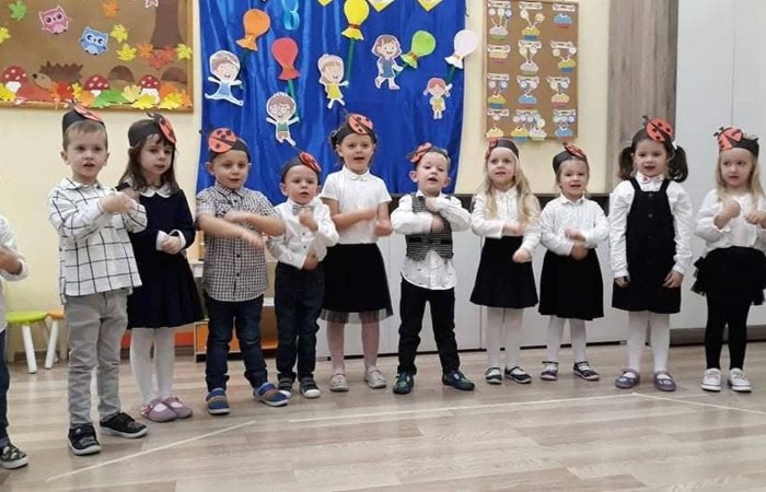 27 października odbyło się pasowanie u Biedroneczek. Już od samego rana panowała niesamowita atmosfera. Dzieci wyglądały pięknie w swoich galowych strojach ,a na ich twarzach malował sie szeroki usmiech. Podczas pasowania dzieci zaprezentowały piosenkę o biedroneczce i złożyły uroczystą przysięgę. Z rąk pani Anetty Daszkowskiej otrzymały pamiątkowe dyplomy i słodki upominek. To właśnie tego dnia dzieci z grupy Biedroneczek stały sie prawdziwymi przedszkolakami:) Wszystkim dzieciom składam ogromne gratulacje  
wychowawca: Magdalena Leśniowska