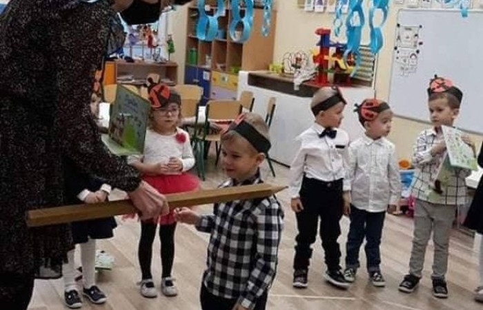 27 października odbyło się pasowanie u Biedroneczek. Już od samego rana panowała niesamowita atmosfera. Dzieci wyglądały pięknie w swoich galowych strojach ,a na ich twarzach malował sie szeroki usmiech. Podczas pasowania dzieci zaprezentowały piosenkę o biedroneczce i złożyły uroczystą przysięgę. Z rąk pani Anetty Daszkowskiej otrzymały pamiątkowe dyplomy i słodki upominek. To właśnie tego dnia dzieci z grupy Biedroneczek stały sie prawdziwymi przedszkolakami:) Wszystkim dzieciom składam ogromne gratulacje  
wychowawca: Magdalena Leśniowska