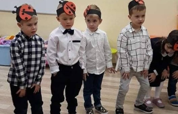 27 października odbyło się pasowanie u Biedroneczek. Już od samego rana panowała niesamowita atmosfera. Dzieci wyglądały pięknie w swoich galowych strojach ,a na ich twarzach malował sie szeroki usmiech. Podczas pasowania dzieci zaprezentowały piosenkę o biedroneczce i złożyły uroczystą przysięgę. Z rąk pani Anetty Daszkowskiej otrzymały pamiątkowe dyplomy i słodki upominek. To właśnie tego dnia dzieci z grupy Biedroneczek stały sie prawdziwymi przedszkolakami:) Wszystkim dzieciom składam ogromne gratulacje  
wychowawca: Magdalena Leśniowska