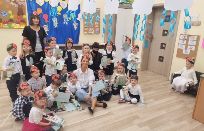 27 października odbyło się pasowanie u Biedroneczek. Już od samego rana panowała niesamowita atmosfera. Dzieci wyglądały pięknie w swoich galowych strojach ,a na ich twarzach malował sie szeroki usmiech. Podczas pasowania dzieci zaprezentowały piosenkę o biedroneczce i złożyły uroczystą przysięgę. Z rąk pani Anetty Daszkowskiej otrzymały pamiątkowe dyplomy i słodki upominek. To właśnie tego dnia dzieci z grupy Biedroneczek stały sie prawdziwymi przedszkolakami:) Wszystkim dzieciom składam ogromne gratulacje  
wychowawca: Magdalena Leśniowska