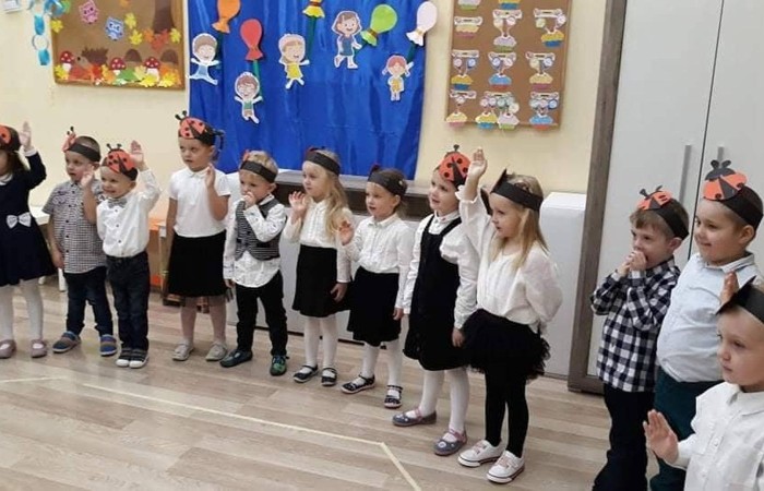 27 października odbyło się pasowanie u Biedroneczek. Już od samego rana panowała niesamowita atmosfera. Dzieci wyglądały pięknie w swoich galowych strojach ,a na ich twarzach malował sie szeroki usmiech. Podczas pasowania dzieci zaprezentowały piosenkę o biedroneczce i złożyły uroczystą przysięgę. Z rąk pani Anetty Daszkowskiej otrzymały pamiątkowe dyplomy i słodki upominek. To właśnie tego dnia dzieci z grupy Biedroneczek stały sie prawdziwymi przedszkolakami:) Wszystkim dzieciom składam ogromne gratulacje  
wychowawca: Magdalena Leśniowska