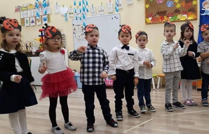 27 października odbyło się pasowanie u Biedroneczek. Już od samego rana panowała niesamowita atmosfera. Dzieci wyglądały pięknie w swoich galowych strojach ,a na ich twarzach malował sie szeroki usmiech. Podczas pasowania dzieci zaprezentowały piosenkę o biedroneczce i złożyły uroczystą przysięgę. Z rąk pani Anetty Daszkowskiej otrzymały pamiątkowe dyplomy i słodki upominek. To właśnie tego dnia dzieci z grupy Biedroneczek stały sie prawdziwymi przedszkolakami:) Wszystkim dzieciom składam ogromne gratulacje  
wychowawca: Magdalena Leśniowska