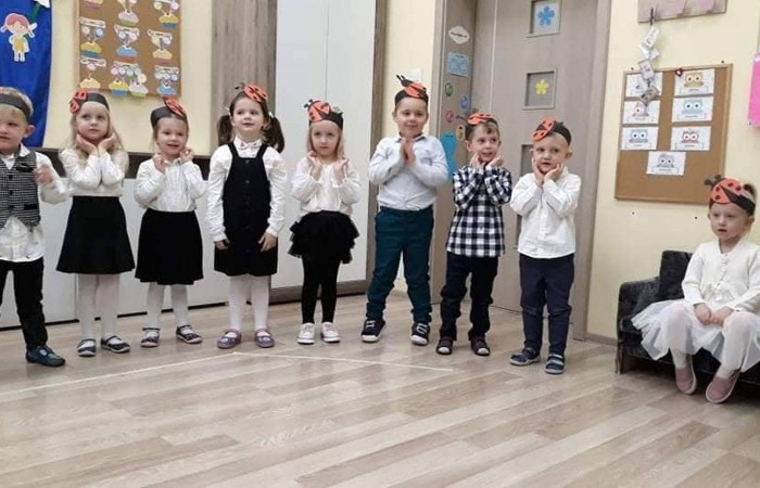 27 października odbyło się pasowanie u Biedroneczek. Już od samego rana panowała niesamowita atmosfera. Dzieci wyglądały pięknie w swoich galowych strojach ,a na ich twarzach malował sie szeroki usmiech. Podczas pasowania dzieci zaprezentowały piosenkę o biedroneczce i złożyły uroczystą przysięgę. Z rąk pani Anetty Daszkowskiej otrzymały pamiątkowe dyplomy i słodki upominek. To właśnie tego dnia dzieci z grupy Biedroneczek stały sie prawdziwymi przedszkolakami:) Wszystkim dzieciom składam ogromne gratulacje  
wychowawca: Magdalena Leśniowska