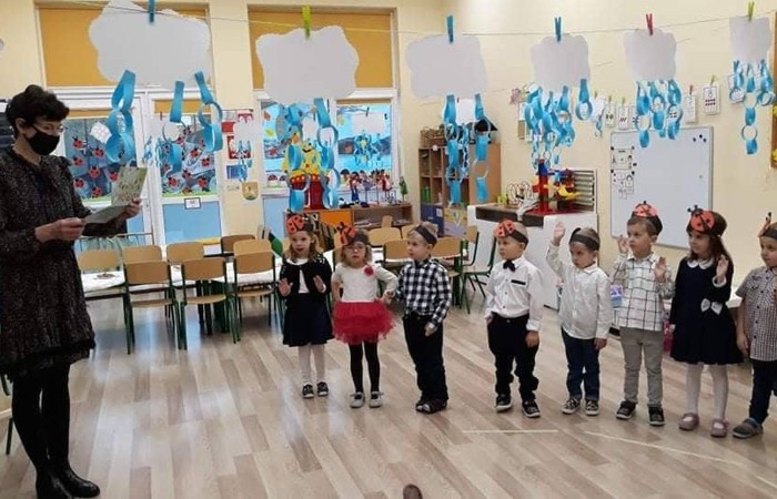 27 października odbyło się pasowanie u Biedroneczek. Już od samego rana panowała niesamowita atmosfera. Dzieci wyglądały pięknie w swoich galowych strojach ,a na ich twarzach malował sie szeroki usmiech. Podczas pasowania dzieci zaprezentowały piosenkę o biedroneczce i złożyły uroczystą przysięgę. Z rąk pani Anetty Daszkowskiej otrzymały pamiątkowe dyplomy i słodki upominek. To właśnie tego dnia dzieci z grupy Biedroneczek stały sie prawdziwymi przedszkolakami:) Wszystkim dzieciom składam ogromne gratulacje  
wychowawca: Magdalena Leśniowska