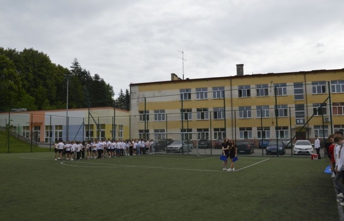 Aktywni we wspólnej Europie to projekt realizowany przez naszą szkołę w partnerstwie ze Stowarzyszeniem na rzecz Rozwoju Wsi Aniołowo. W ramach realizacji działań projektowych odbyła się dziś szczególna uroczystość. Uczniowie klas czwartych i siódmych przygotowali spotkanie tematyczne przybliżając ideę Unii Europejskiej. Był polonez, barwy narodowe, symbole unijne. Podczas spotkania odbyło się wręczenie nagród za konkurs plastyczny 