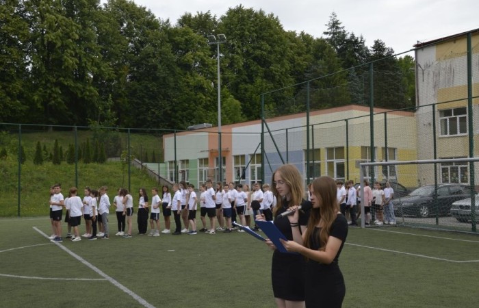 Aktywni we wspólnej Europie to projekt realizowany przez naszą szkołę w partnerstwie ze Stowarzyszeniem na rzecz Rozwoju Wsi Aniołowo. W ramach realizacji działań projektowych odbyła się dziś szczególna uroczystość. Uczniowie klas czwartych i siódmych przygotowali spotkanie tematyczne przybliżając ideę Unii Europejskiej. Był polonez, barwy narodowe, symbole unijne. Podczas spotkania odbyło się wręczenie nagród za konkurs plastyczny 