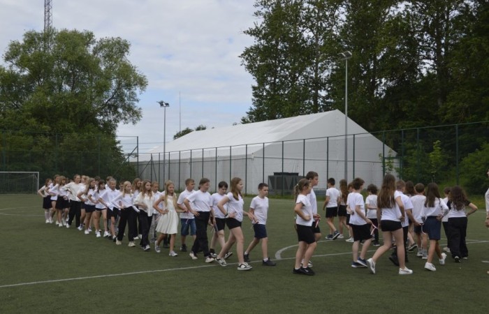 Aktywni we wspólnej Europie to projekt realizowany przez naszą szkołę w partnerstwie ze Stowarzyszeniem na rzecz Rozwoju Wsi Aniołowo. W ramach realizacji działań projektowych odbyła się dziś szczególna uroczystość. Uczniowie klas czwartych i siódmych przygotowali spotkanie tematyczne przybliżając ideę Unii Europejskiej. Był polonez, barwy narodowe, symbole unijne. Podczas spotkania odbyło się wręczenie nagród za konkurs plastyczny 