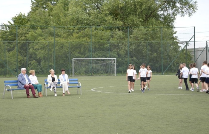 Aktywni we wspólnej Europie to projekt realizowany przez naszą szkołę w partnerstwie ze Stowarzyszeniem na rzecz Rozwoju Wsi Aniołowo. W ramach realizacji działań projektowych odbyła się dziś szczególna uroczystość. Uczniowie klas czwartych i siódmych przygotowali spotkanie tematyczne przybliżając ideę Unii Europejskiej. Był polonez, barwy narodowe, symbole unijne. Podczas spotkania odbyło się wręczenie nagród za konkurs plastyczny 