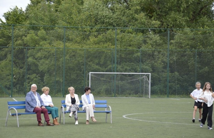 Aktywni we wspólnej Europie to projekt realizowany przez naszą szkołę w partnerstwie ze Stowarzyszeniem na rzecz Rozwoju Wsi Aniołowo. W ramach realizacji działań projektowych odbyła się dziś szczególna uroczystość. Uczniowie klas czwartych i siódmych przygotowali spotkanie tematyczne przybliżając ideę Unii Europejskiej. Był polonez, barwy narodowe, symbole unijne. Podczas spotkania odbyło się wręczenie nagród za konkurs plastyczny 