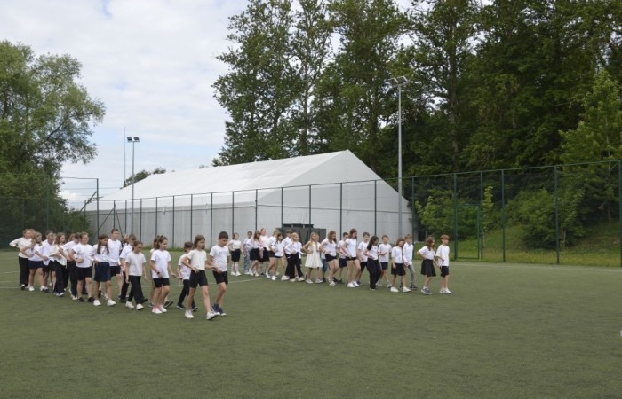 Aktywni we wspólnej Europie to projekt realizowany przez naszą szkołę w partnerstwie ze Stowarzyszeniem na rzecz Rozwoju Wsi Aniołowo. W ramach realizacji działań projektowych odbyła się dziś szczególna uroczystość. Uczniowie klas czwartych i siódmych przygotowali spotkanie tematyczne przybliżając ideę Unii Europejskiej. Był polonez, barwy narodowe, symbole unijne. Podczas spotkania odbyło się wręczenie nagród za konkurs plastyczny 