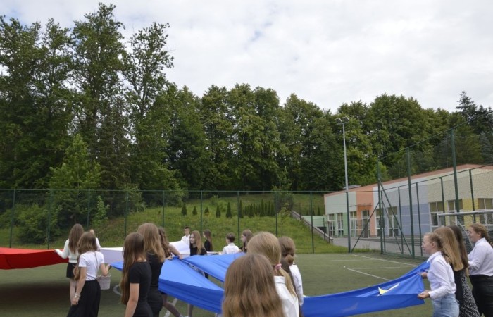 Aktywni we wspólnej Europie to projekt realizowany przez naszą szkołę w partnerstwie ze Stowarzyszeniem na rzecz Rozwoju Wsi Aniołowo. W ramach realizacji działań projektowych odbyła się dziś szczególna uroczystość. Uczniowie klas czwartych i siódmych przygotowali spotkanie tematyczne przybliżając ideę Unii Europejskiej. Był polonez, barwy narodowe, symbole unijne. Podczas spotkania odbyło się wręczenie nagród za konkurs plastyczny 