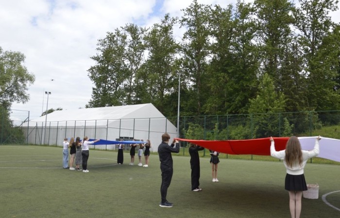 Aktywni we wspólnej Europie to projekt realizowany przez naszą szkołę w partnerstwie ze Stowarzyszeniem na rzecz Rozwoju Wsi Aniołowo. W ramach realizacji działań projektowych odbyła się dziś szczególna uroczystość. Uczniowie klas czwartych i siódmych przygotowali spotkanie tematyczne przybliżając ideę Unii Europejskiej. Był polonez, barwy narodowe, symbole unijne. Podczas spotkania odbyło się wręczenie nagród za konkurs plastyczny 