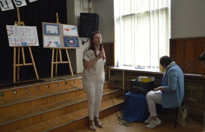 Aktywni we wspólnej Europie to projekt realizowany przez naszą szkołę w partnerstwie ze Stowarzyszeniem na rzecz Rozwoju Wsi Aniołowo. W ramach realizacji działań projektowych odbyła się dziś szczególna uroczystość. Uczniowie klas czwartych i siódmych przygotowali spotkanie tematyczne przybliżając ideę Unii Europejskiej. Był polonez, barwy narodowe, symbole unijne. Podczas spotkania odbyło się wręczenie nagród za konkurs plastyczny 