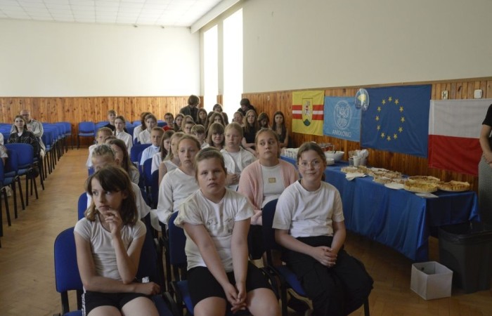 Aktywni we wspólnej Europie to projekt realizowany przez naszą szkołę w partnerstwie ze Stowarzyszeniem na rzecz Rozwoju Wsi Aniołowo. W ramach realizacji działań projektowych odbyła się dziś szczególna uroczystość. Uczniowie klas czwartych i siódmych przygotowali spotkanie tematyczne przybliżając ideę Unii Europejskiej. Był polonez, barwy narodowe, symbole unijne. Podczas spotkania odbyło się wręczenie nagród za konkurs plastyczny 