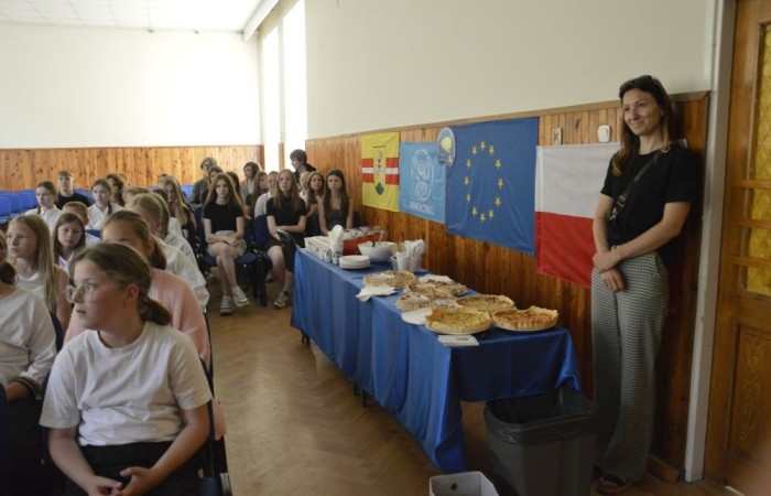 Aktywni we wspólnej Europie to projekt realizowany przez naszą szkołę w partnerstwie ze Stowarzyszeniem na rzecz Rozwoju Wsi Aniołowo. W ramach realizacji działań projektowych odbyła się dziś szczególna uroczystość. Uczniowie klas czwartych i siódmych przygotowali spotkanie tematyczne przybliżając ideę Unii Europejskiej. Był polonez, barwy narodowe, symbole unijne. Podczas spotkania odbyło się wręczenie nagród za konkurs plastyczny 