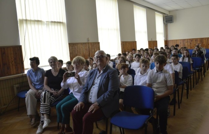 Aktywni we wspólnej Europie to projekt realizowany przez naszą szkołę w partnerstwie ze Stowarzyszeniem na rzecz Rozwoju Wsi Aniołowo. W ramach realizacji działań projektowych odbyła się dziś szczególna uroczystość. Uczniowie klas czwartych i siódmych przygotowali spotkanie tematyczne przybliżając ideę Unii Europejskiej. Był polonez, barwy narodowe, symbole unijne. Podczas spotkania odbyło się wręczenie nagród za konkurs plastyczny 