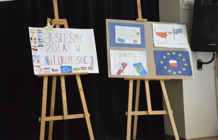 Aktywni we wspólnej Europie to projekt realizowany przez naszą szkołę w partnerstwie ze Stowarzyszeniem na rzecz Rozwoju Wsi Aniołowo. W ramach realizacji działań projektowych odbyła się dziś szczególna uroczystość. Uczniowie klas czwartych i siódmych przygotowali spotkanie tematyczne przybliżając ideę Unii Europejskiej. Był polonez, barwy narodowe, symbole unijne. Podczas spotkania odbyło się wręczenie nagród za konkurs plastyczny 