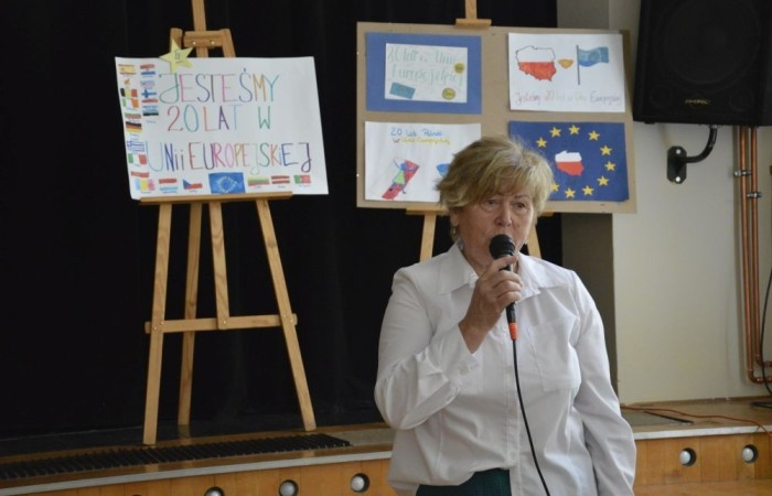 Aktywni we wspólnej Europie to projekt realizowany przez naszą szkołę w partnerstwie ze Stowarzyszeniem na rzecz Rozwoju Wsi Aniołowo. W ramach realizacji działań projektowych odbyła się dziś szczególna uroczystość. Uczniowie klas czwartych i siódmych przygotowali spotkanie tematyczne przybliżając ideę Unii Europejskiej. Był polonez, barwy narodowe, symbole unijne. Podczas spotkania odbyło się wręczenie nagród za konkurs plastyczny 