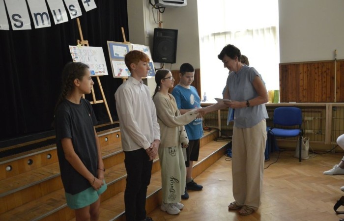 Aktywni we wspólnej Europie to projekt realizowany przez naszą szkołę w partnerstwie ze Stowarzyszeniem na rzecz Rozwoju Wsi Aniołowo. W ramach realizacji działań projektowych odbyła się dziś szczególna uroczystość. Uczniowie klas czwartych i siódmych przygotowali spotkanie tematyczne przybliżając ideę Unii Europejskiej. Był polonez, barwy narodowe, symbole unijne. Podczas spotkania odbyło się wręczenie nagród za konkurs plastyczny 