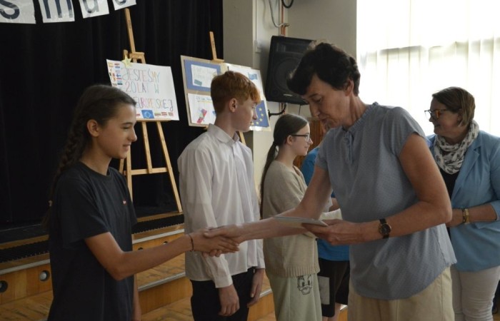 Aktywni we wspólnej Europie to projekt realizowany przez naszą szkołę w partnerstwie ze Stowarzyszeniem na rzecz Rozwoju Wsi Aniołowo. W ramach realizacji działań projektowych odbyła się dziś szczególna uroczystość. Uczniowie klas czwartych i siódmych przygotowali spotkanie tematyczne przybliżając ideę Unii Europejskiej. Był polonez, barwy narodowe, symbole unijne. Podczas spotkania odbyło się wręczenie nagród za konkurs plastyczny 