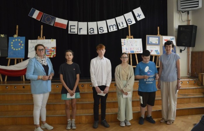 Aktywni we wspólnej Europie to projekt realizowany przez naszą szkołę w partnerstwie ze Stowarzyszeniem na rzecz Rozwoju Wsi Aniołowo. W ramach realizacji działań projektowych odbyła się dziś szczególna uroczystość. Uczniowie klas czwartych i siódmych przygotowali spotkanie tematyczne przybliżając ideę Unii Europejskiej. Był polonez, barwy narodowe, symbole unijne. Podczas spotkania odbyło się wręczenie nagród za konkurs plastyczny 