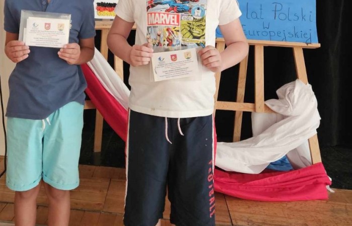 Aktywni we wspólnej Europie to projekt realizowany przez naszą szkołę w partnerstwie ze Stowarzyszeniem na rzecz Rozwoju Wsi Aniołowo. W ramach realizacji działań projektowych odbyła się dziś szczególna uroczystość. Uczniowie klas czwartych i siódmych przygotowali spotkanie tematyczne przybliżając ideę Unii Europejskiej. Był polonez, barwy narodowe, symbole unijne. Podczas spotkania odbyło się wręczenie nagród za konkurs plastyczny 