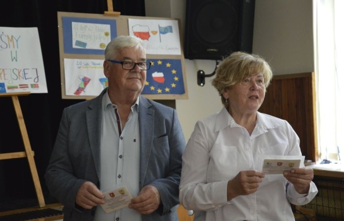 Aktywni we wspólnej Europie to projekt realizowany przez naszą szkołę w partnerstwie ze Stowarzyszeniem na rzecz Rozwoju Wsi Aniołowo. W ramach realizacji działań projektowych odbyła się dziś szczególna uroczystość. Uczniowie klas czwartych i siódmych przygotowali spotkanie tematyczne przybliżając ideę Unii Europejskiej. Był polonez, barwy narodowe, symbole unijne. Podczas spotkania odbyło się wręczenie nagród za konkurs plastyczny 