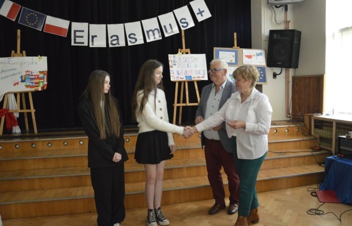 Aktywni we wspólnej Europie to projekt realizowany przez naszą szkołę w partnerstwie ze Stowarzyszeniem na rzecz Rozwoju Wsi Aniołowo. W ramach realizacji działań projektowych odbyła się dziś szczególna uroczystość. Uczniowie klas czwartych i siódmych przygotowali spotkanie tematyczne przybliżając ideę Unii Europejskiej. Był polonez, barwy narodowe, symbole unijne. Podczas spotkania odbyło się wręczenie nagród za konkurs plastyczny 