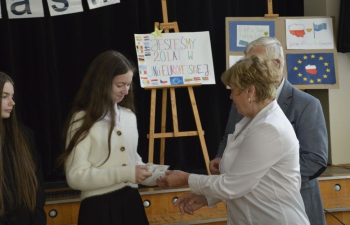 Aktywni we wspólnej Europie to projekt realizowany przez naszą szkołę w partnerstwie ze Stowarzyszeniem na rzecz Rozwoju Wsi Aniołowo. W ramach realizacji działań projektowych odbyła się dziś szczególna uroczystość. Uczniowie klas czwartych i siódmych przygotowali spotkanie tematyczne przybliżając ideę Unii Europejskiej. Był polonez, barwy narodowe, symbole unijne. Podczas spotkania odbyło się wręczenie nagród za konkurs plastyczny 