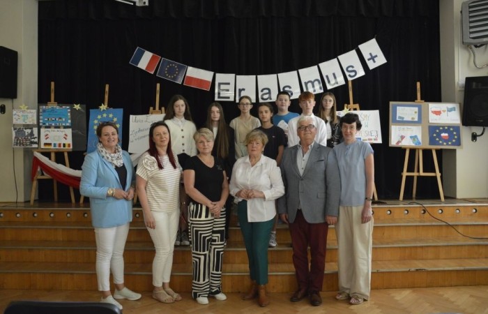 Aktywni we wspólnej Europie to projekt realizowany przez naszą szkołę w partnerstwie ze Stowarzyszeniem na rzecz Rozwoju Wsi Aniołowo. W ramach realizacji działań projektowych odbyła się dziś szczególna uroczystość. Uczniowie klas czwartych i siódmych przygotowali spotkanie tematyczne przybliżając ideę Unii Europejskiej. Był polonez, barwy narodowe, symbole unijne. Podczas spotkania odbyło się wręczenie nagród za konkurs plastyczny 