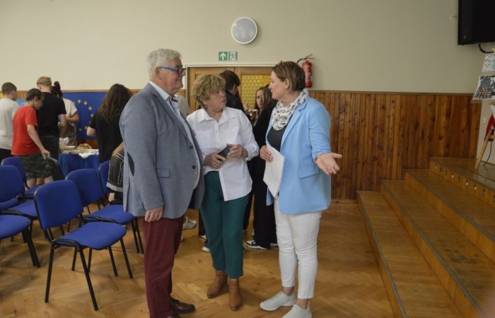 Aktywni we wspólnej Europie to projekt realizowany przez naszą szkołę w partnerstwie ze Stowarzyszeniem na rzecz Rozwoju Wsi Aniołowo. W ramach realizacji działań projektowych odbyła się dziś szczególna uroczystość. Uczniowie klas czwartych i siódmych przygotowali spotkanie tematyczne przybliżając ideę Unii Europejskiej. Był polonez, barwy narodowe, symbole unijne. Podczas spotkania odbyło się wręczenie nagród za konkurs plastyczny 